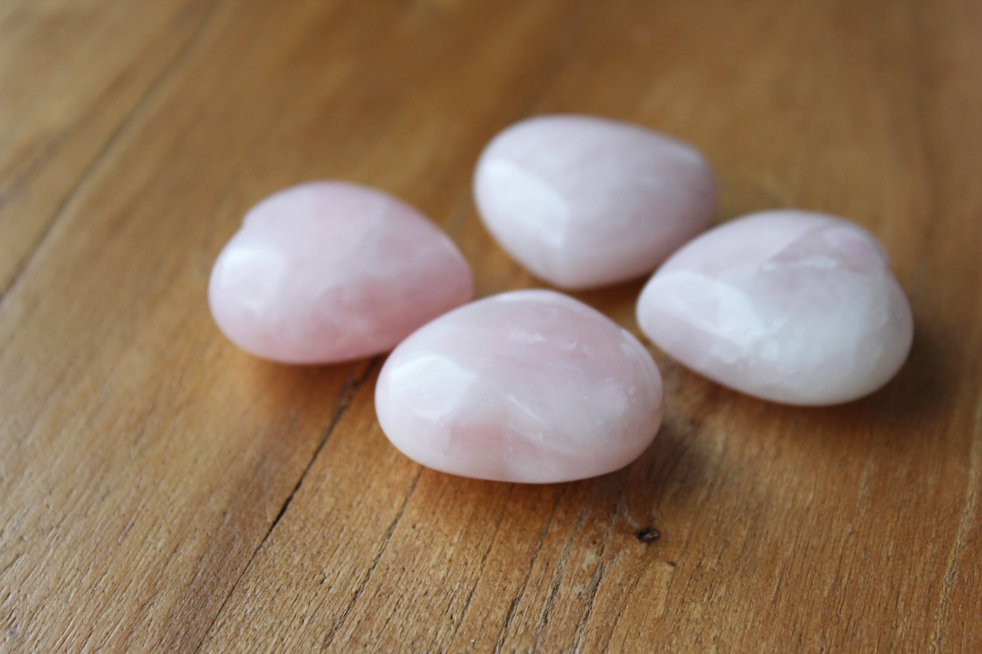 Quartz rose naturel en forme de cœur