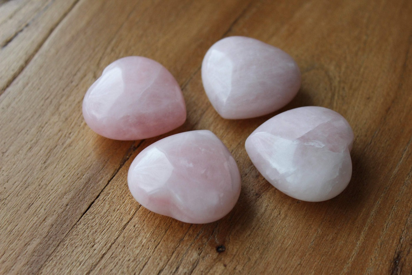 Quartz rose naturel en forme de cœur