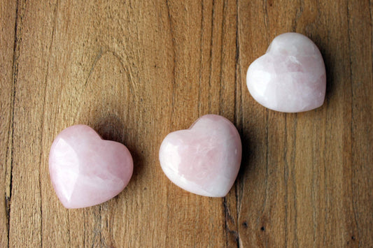 Quartz rose naturel en forme de cœur